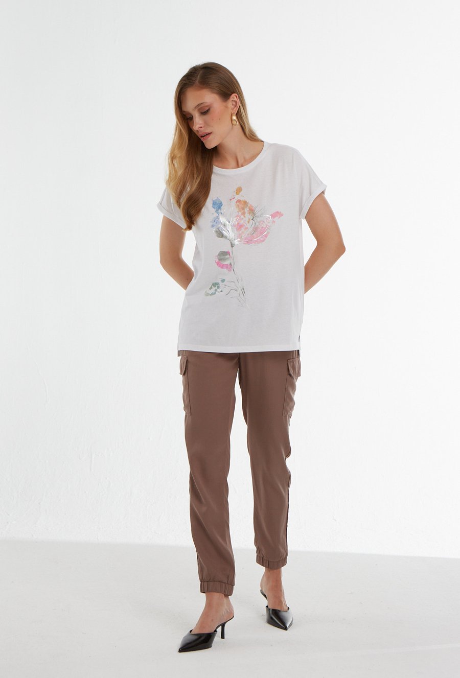 Biały t-shirt z grafiką kwiatu