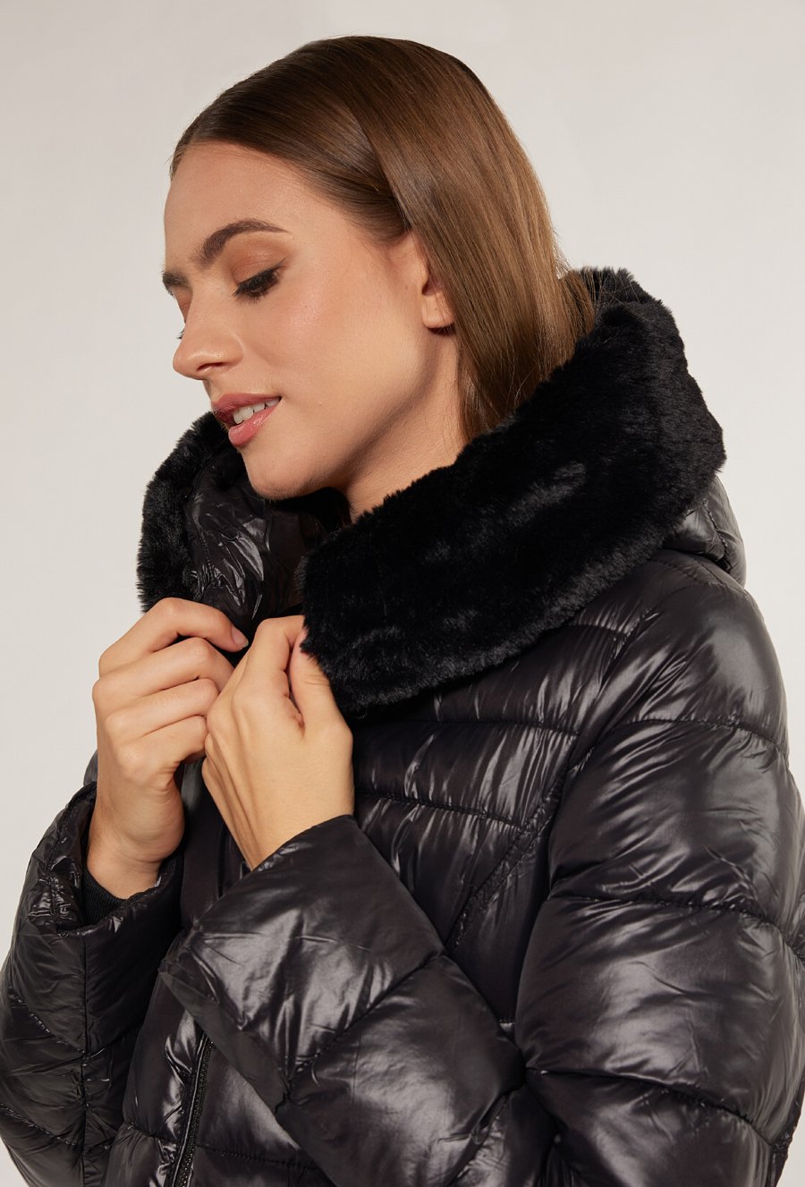 Pikowany płaszcz z futrzanym kapturem