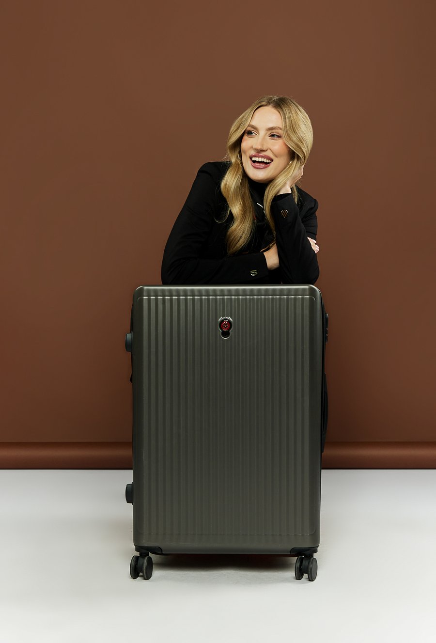 Duża walizka z tłoczeniem