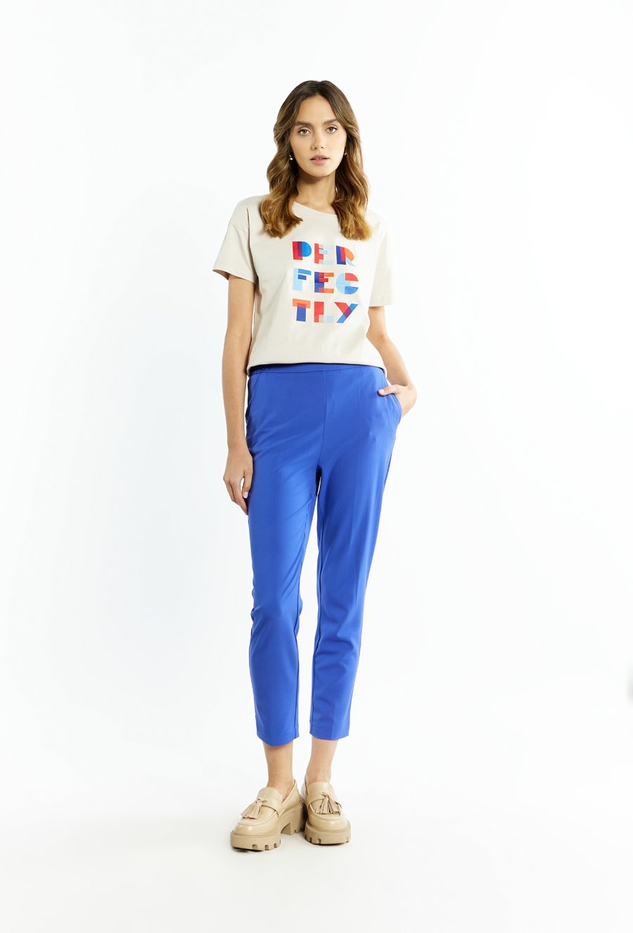 T-shirt damski z wiązaniem na dole