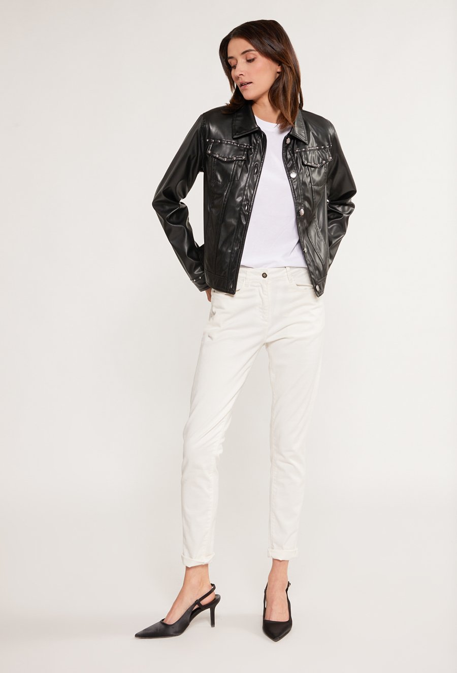 Kr&oacute;tka kurtka z ozdobnym wykończeniem