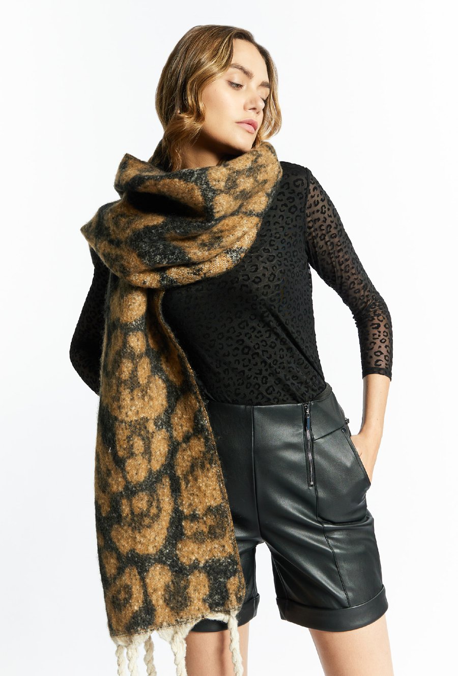 Szal z motywem zwierzęcym