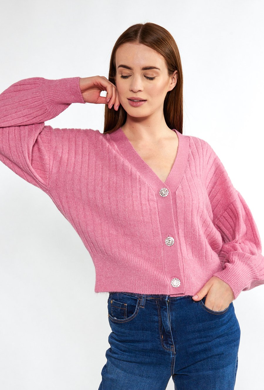 Sweter z biżuteryjnym zapięciem