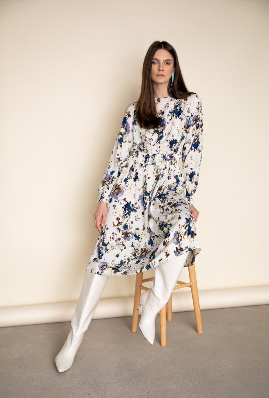 Biała sukienka w kwiaty