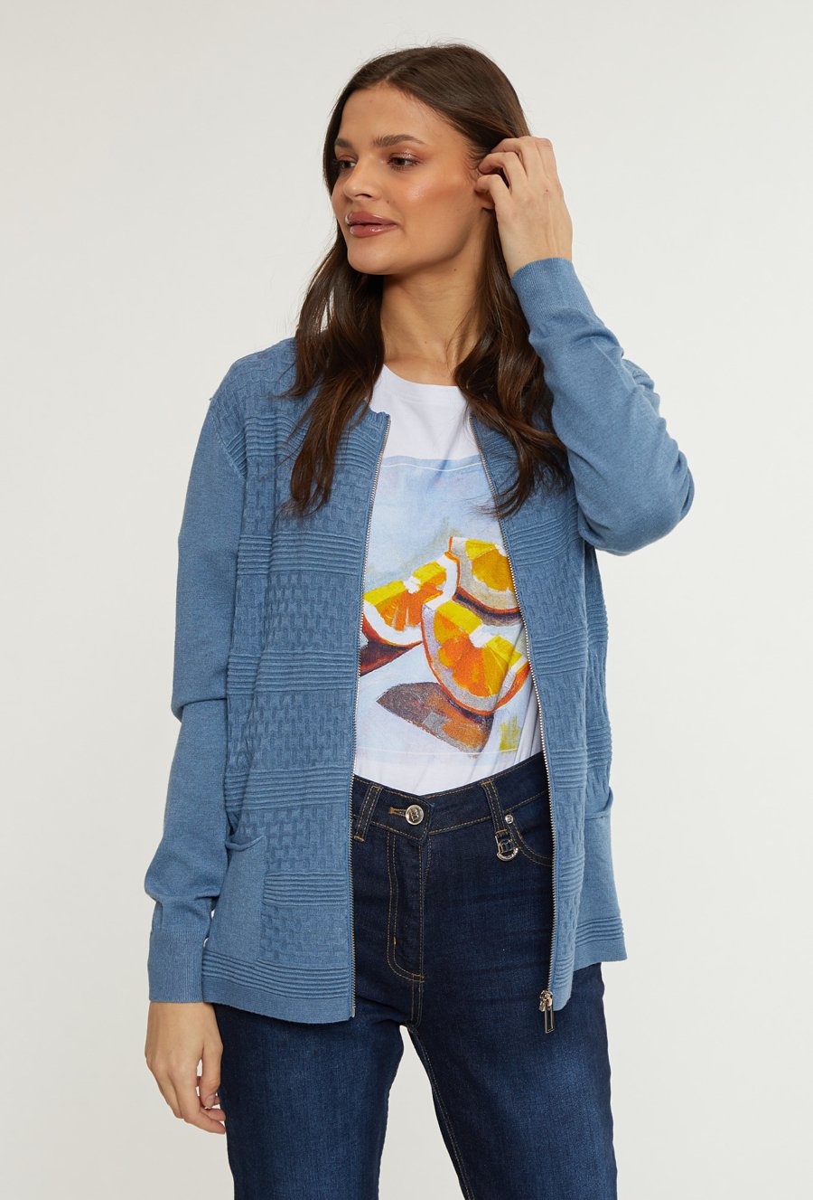 Prążkowany sweter damski z kieszeniami