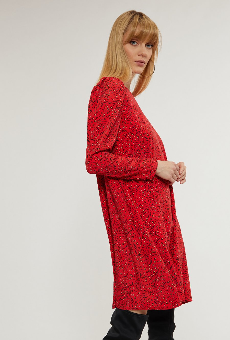 Sukienka z bufkami na rękawie