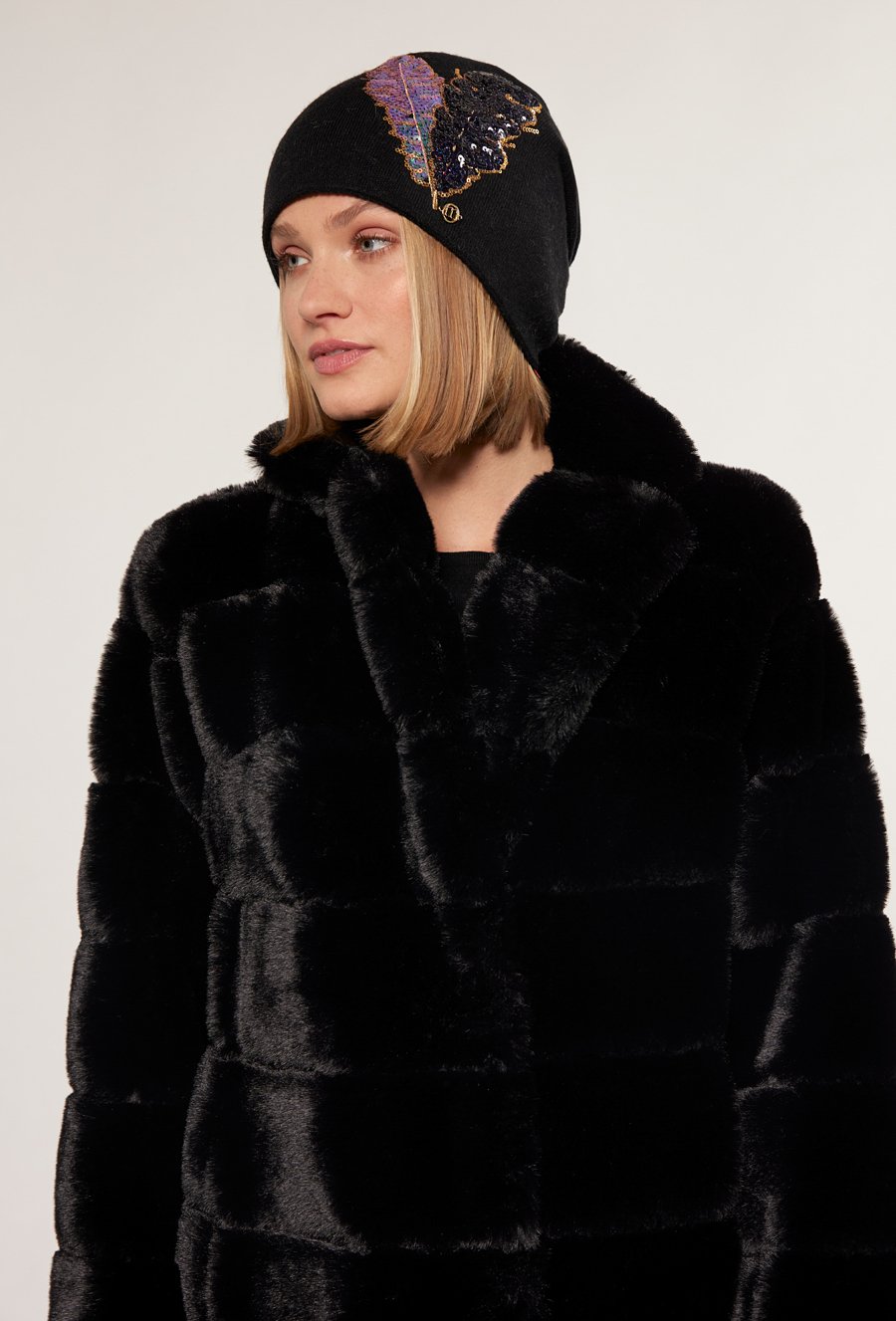 Czapka z cekinową aplikacją