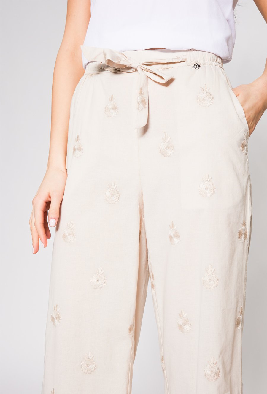 Spodnie z koronkowym wykończeniem