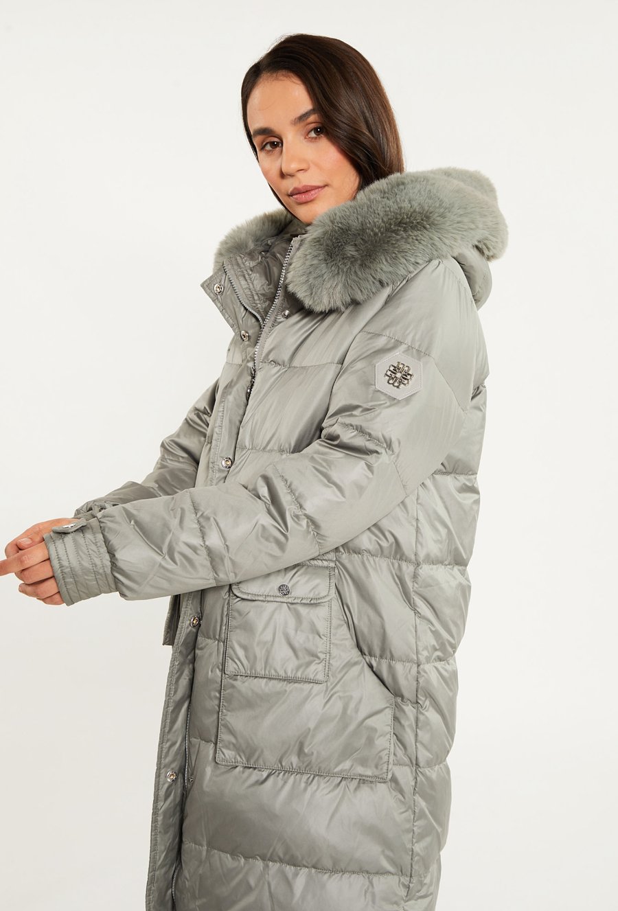 Puchowy płaszcz z podw&oacute;jnymi kieszonkami