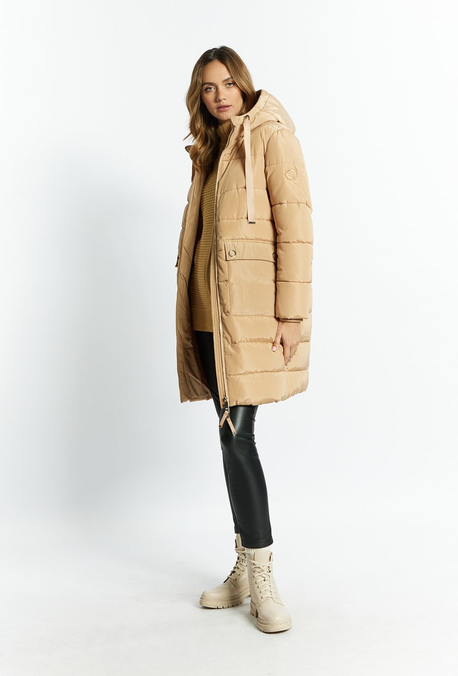 Dłuższa kurtka z kapturem