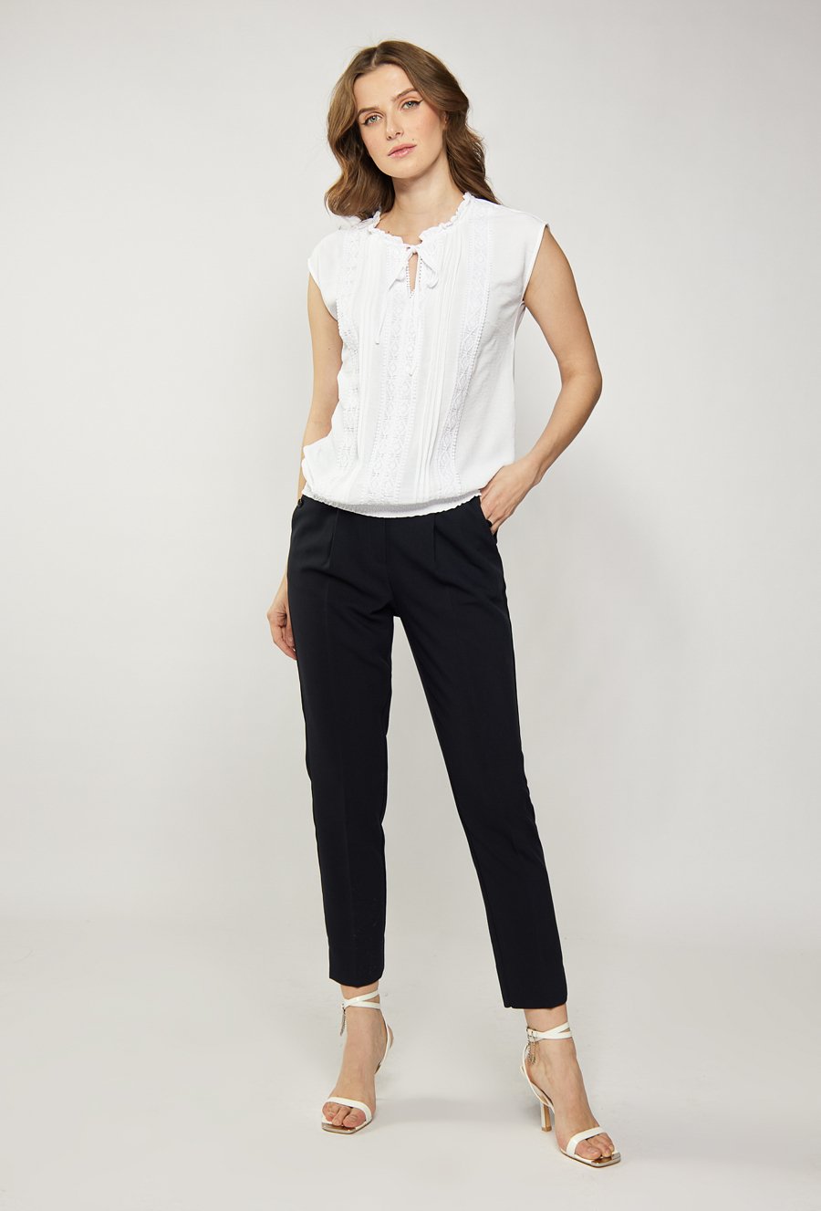 Bluzka damska z ozdobnym haftowaniem