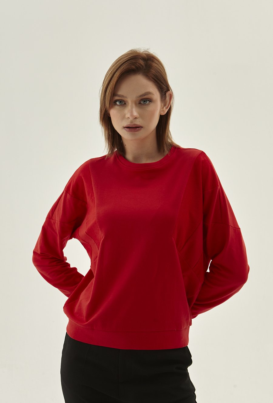 Czerwona bluza z ozdobnym panelem