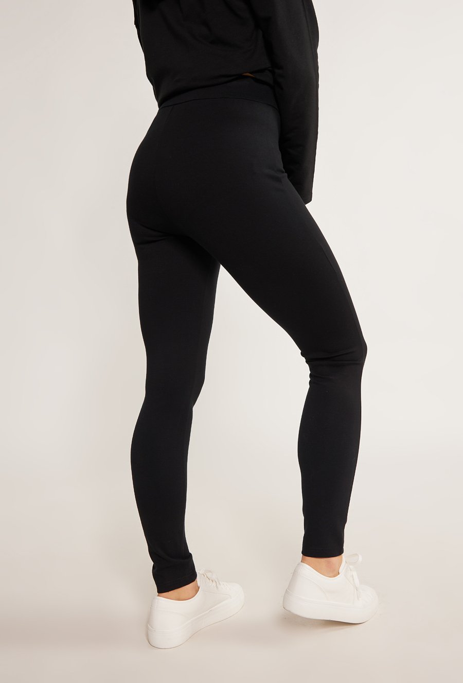 Dresowe spodnie damskie z dżetową aplikacją