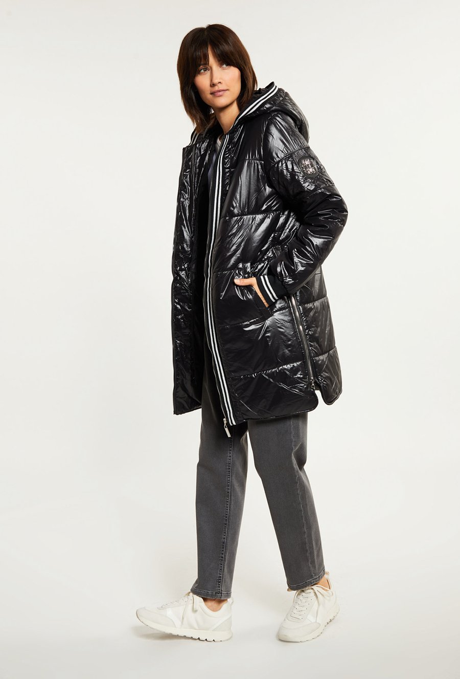 Płaszcz z ozdobną, połyskującą tasiemką