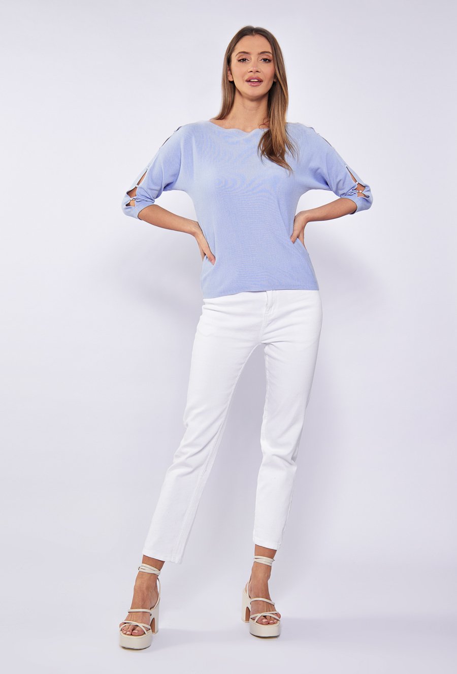 Sweter z koralikami na ramionach