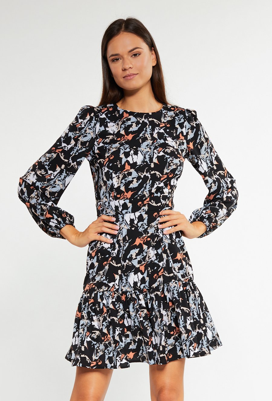 Elegancka sukienka z falbaną