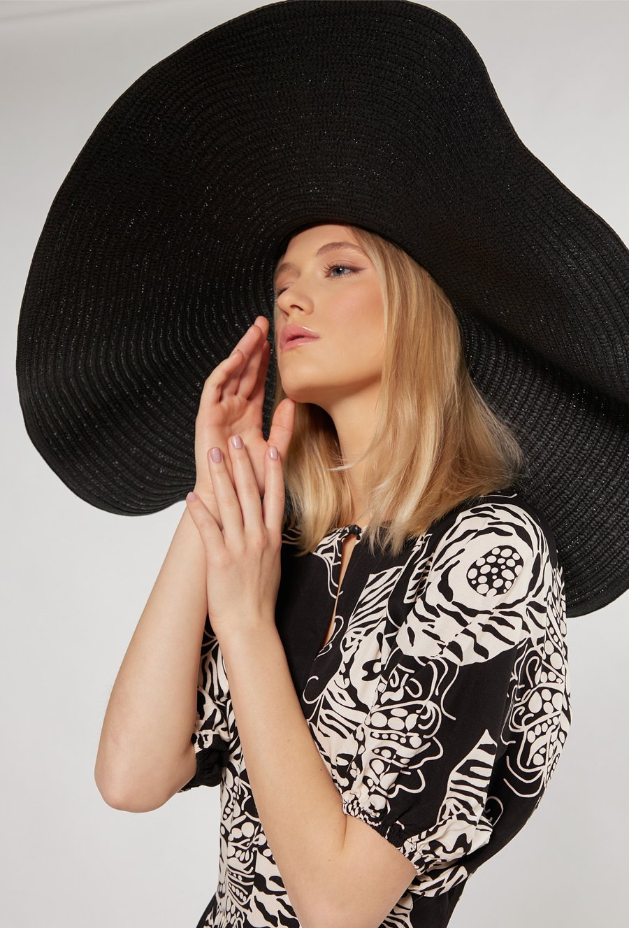 Słomkowy kapelusz z szerokim rondem