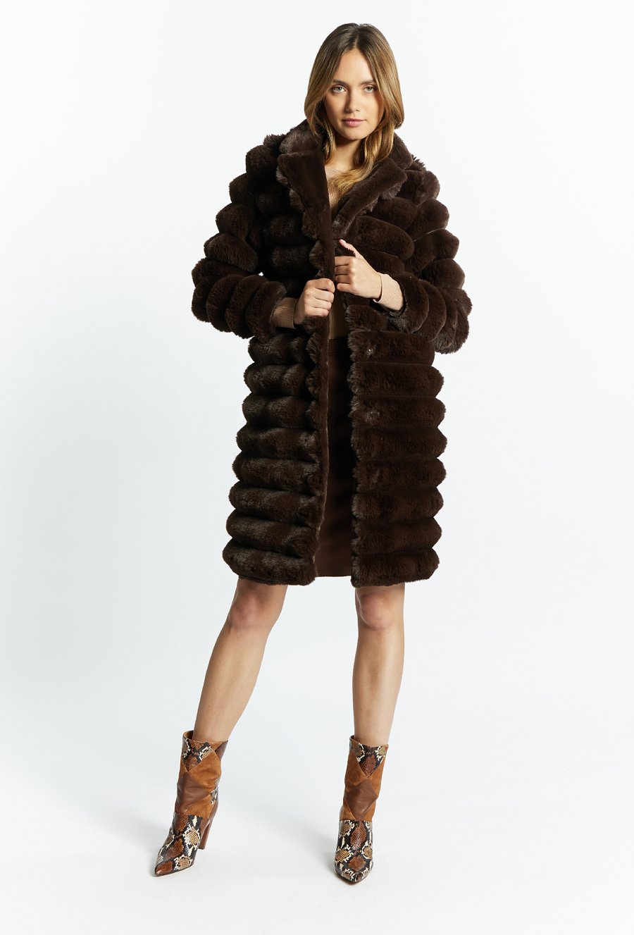 Dłuższy, pikowany płaszcz damski