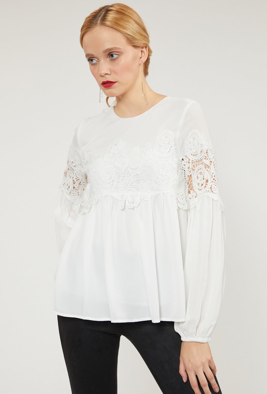 Biała bluzka z koronką