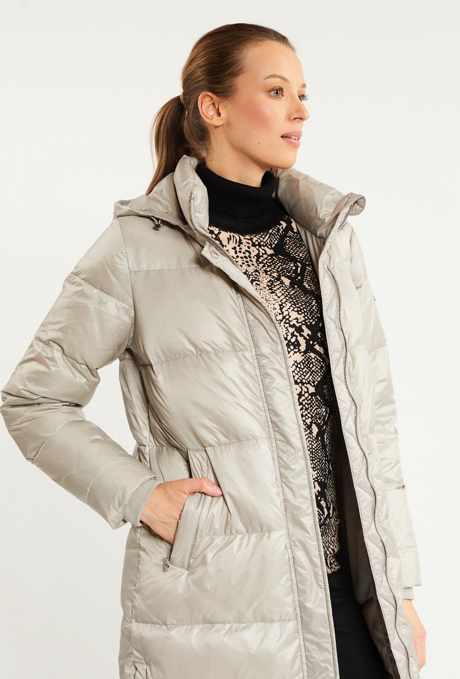 Puchowy płaszcz z kapturem