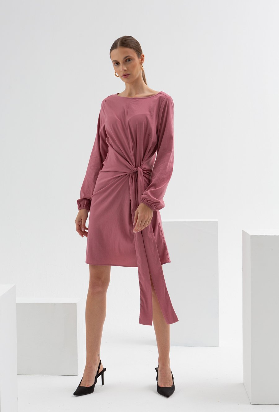 Sukienka z ozdobną szarfą w tali