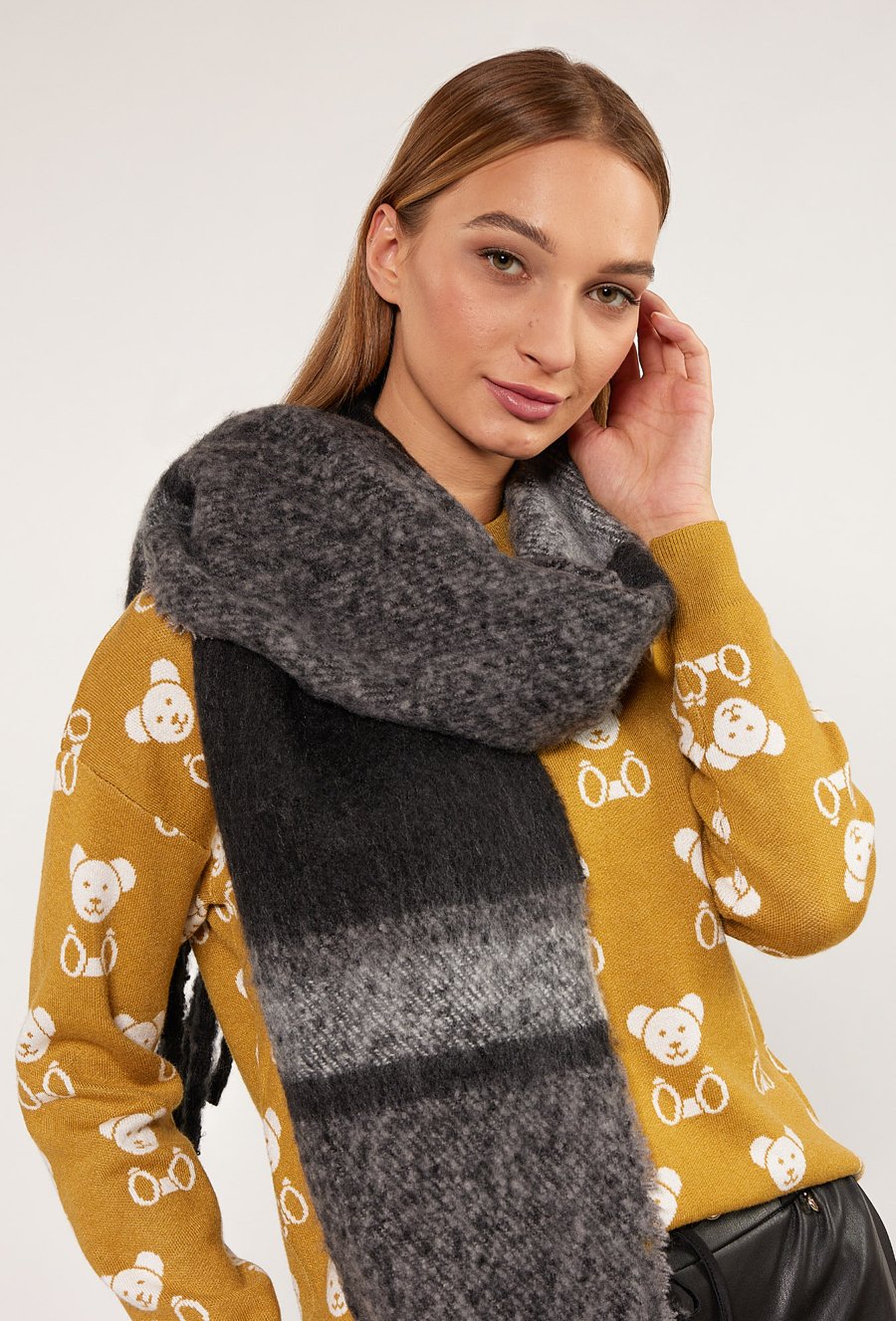 Duży wzorzysty szal z frędzlami