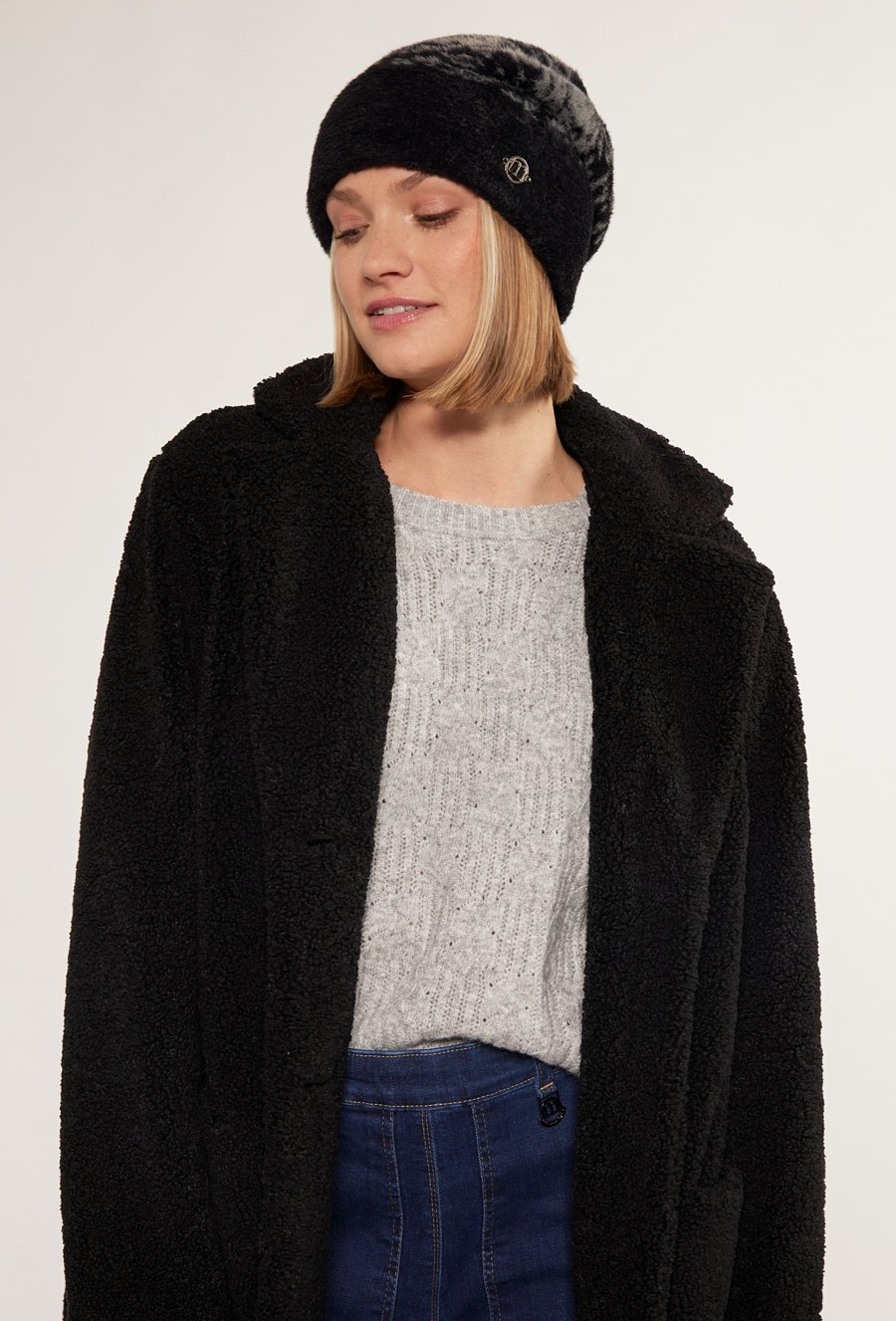 Wzorzysta czapka z włosiem