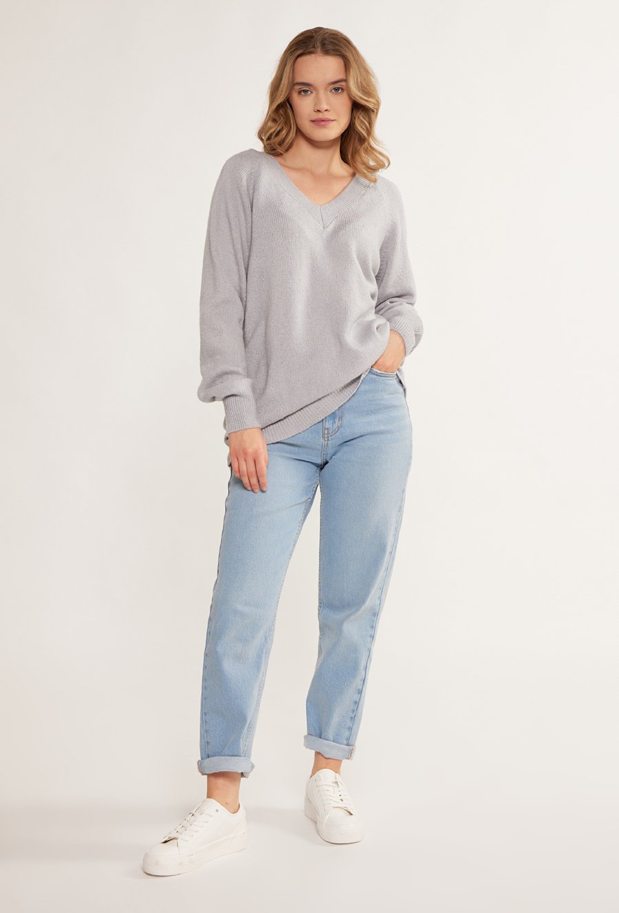 Gładki sweter o dłuższym kroju