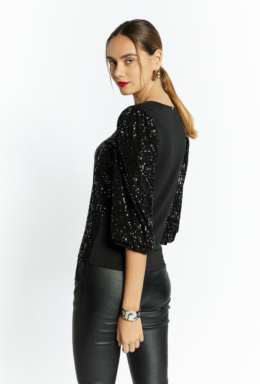 Cekinowa bluzka z bufiastymi rękawami
