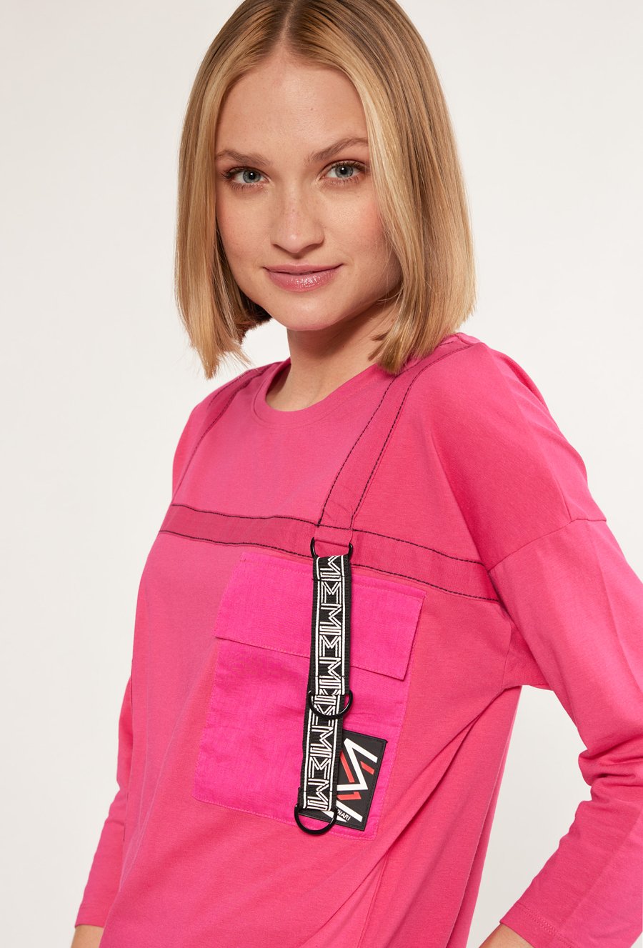 T-shirt damski z ozdobną przywieszką