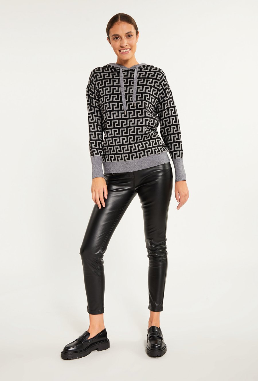 Sweter damski z kapturem