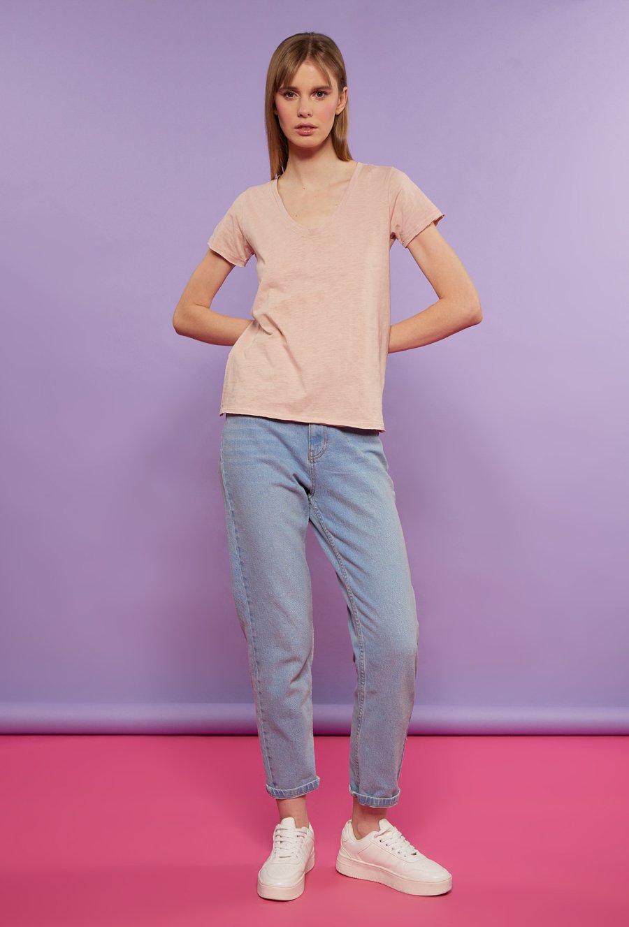 T-shirt z głębokim dekoltem