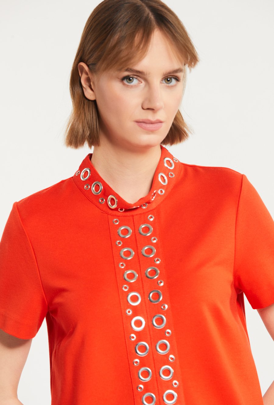 Sukienka damska z biżuteryjną aplikacją