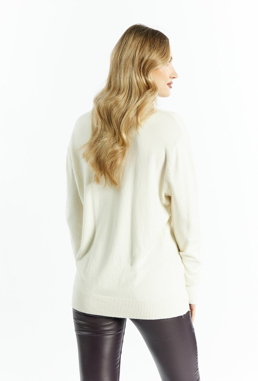 Cienki sweter o warkoczowym splocie