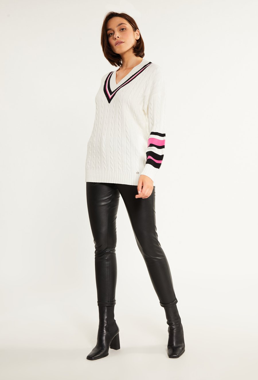 Sweter z ozdobnymi wstawkami