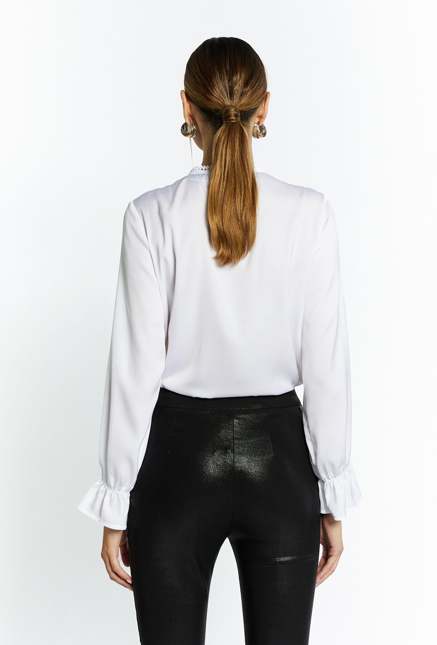 Elegancka bluzka z ozdobnym dekoltem