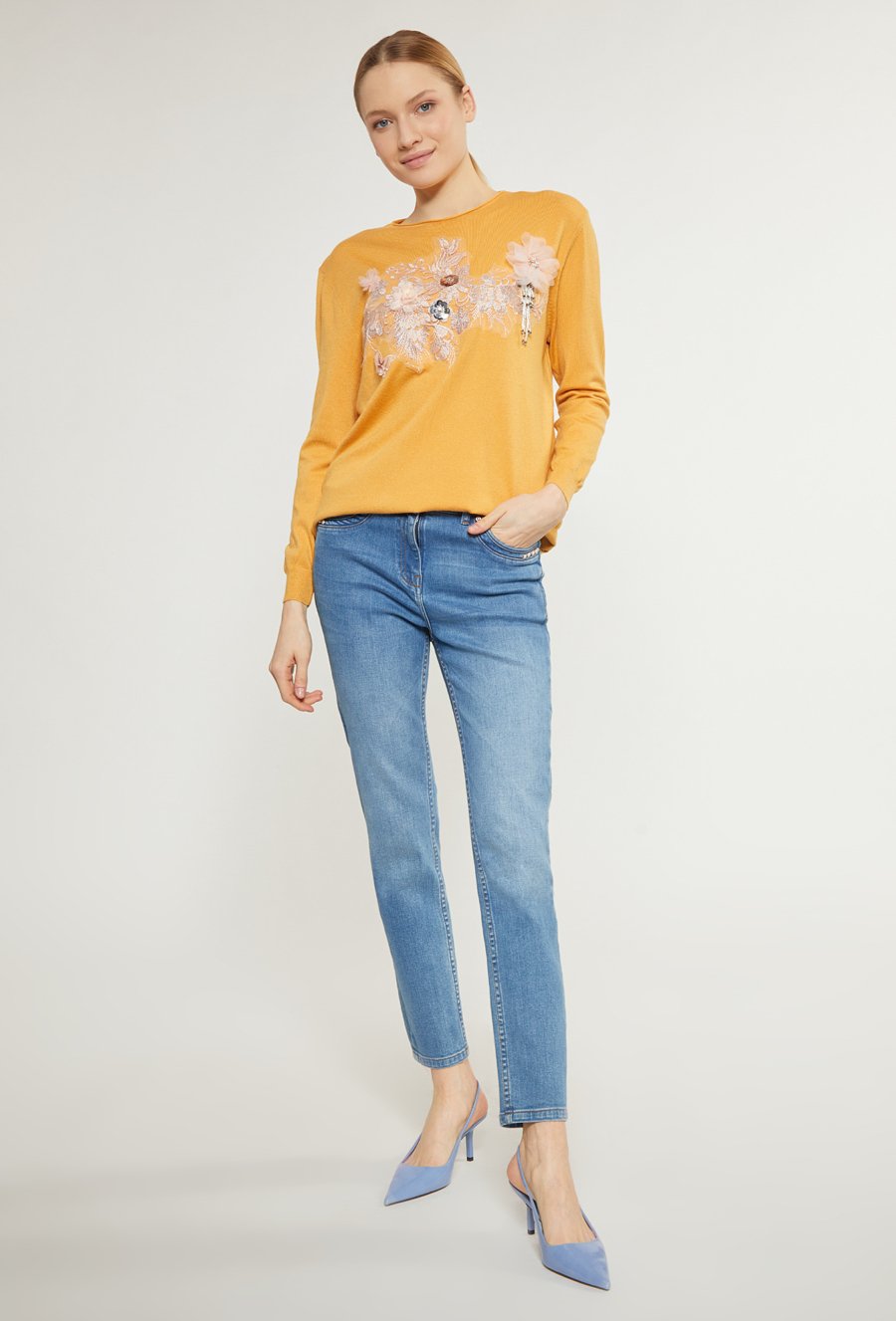 Sweter damski z biżuteryjnym panelem