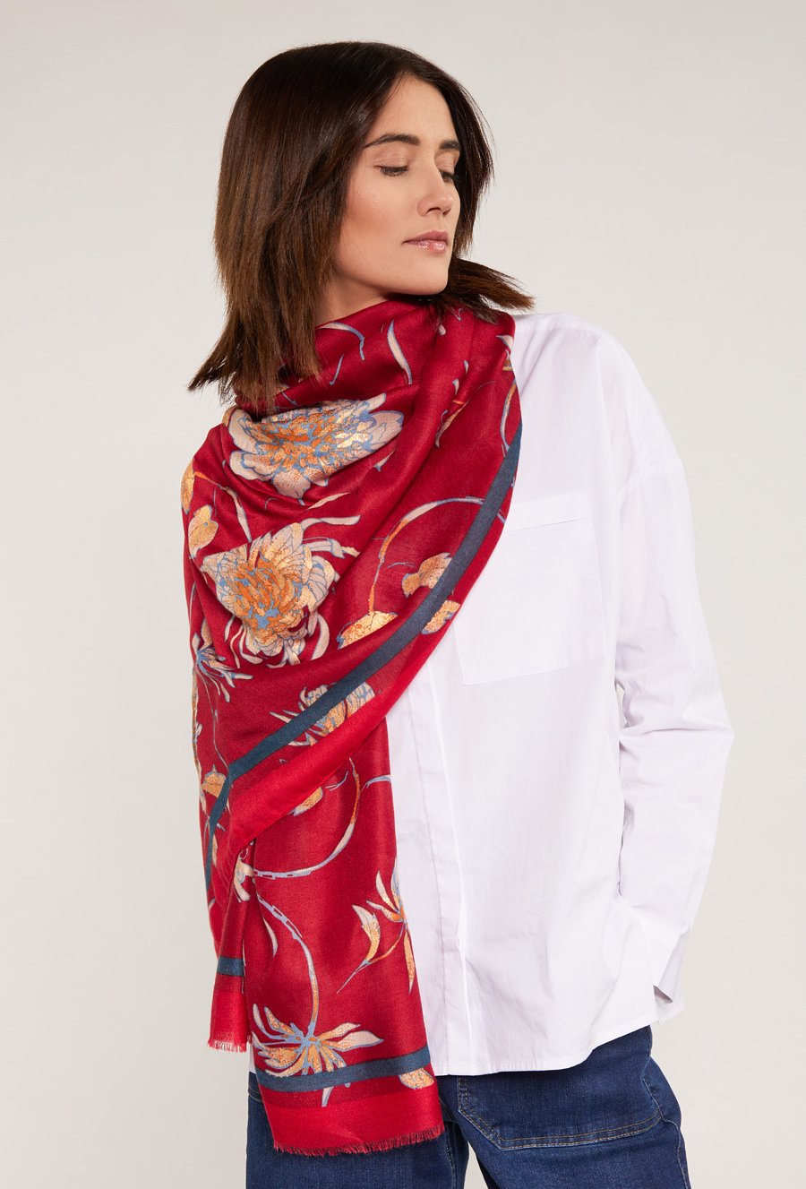 Wzorzysty szal damski