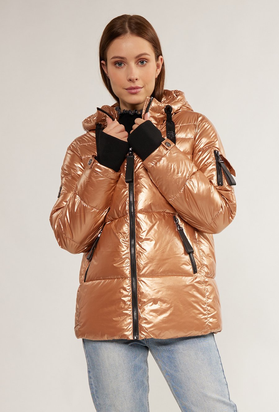 Pikowana kurtka z połyskującego materiału