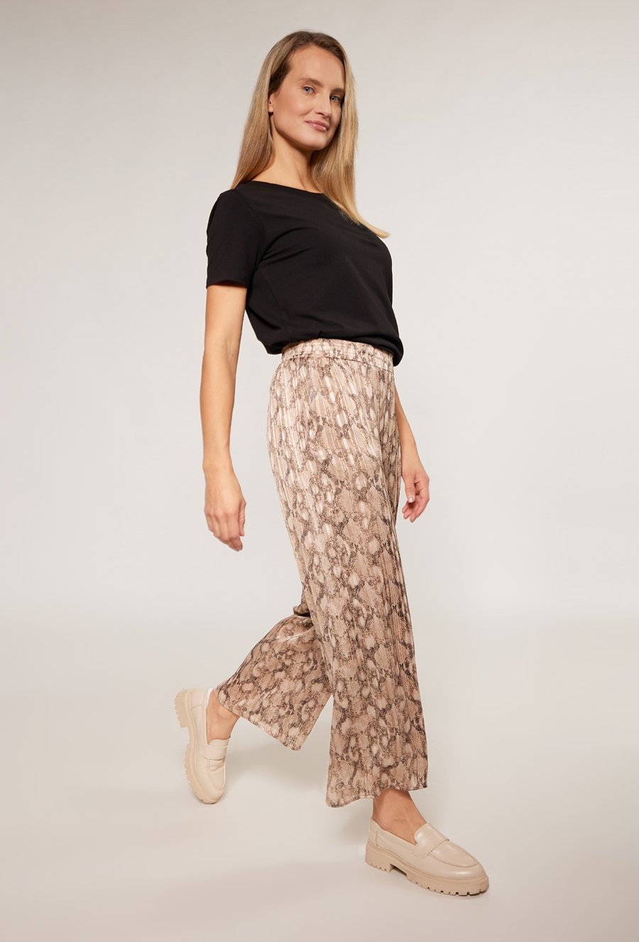 Spodnie w wężowy wz&oacute;r