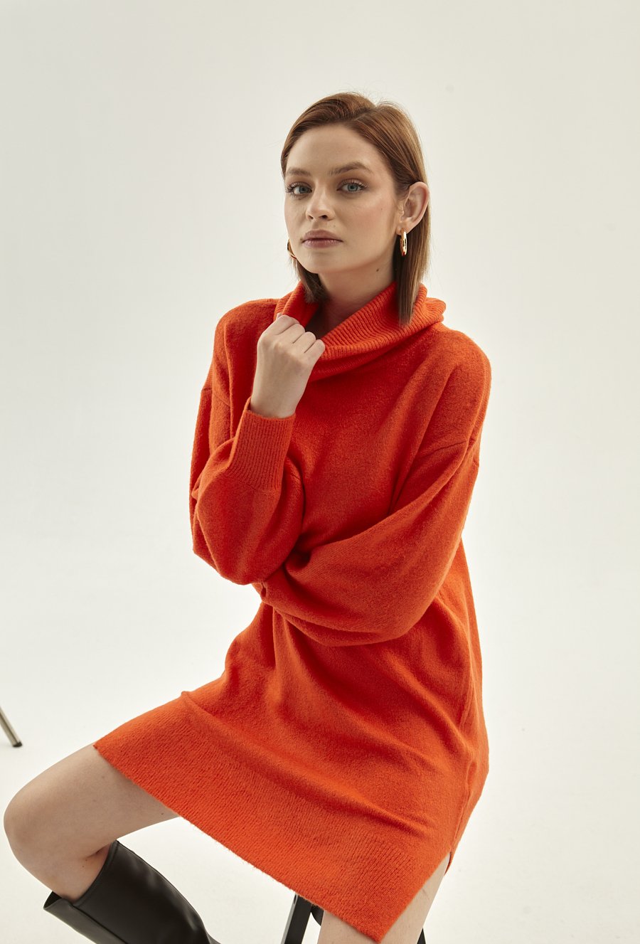 Swetrowa sukienka z golfem