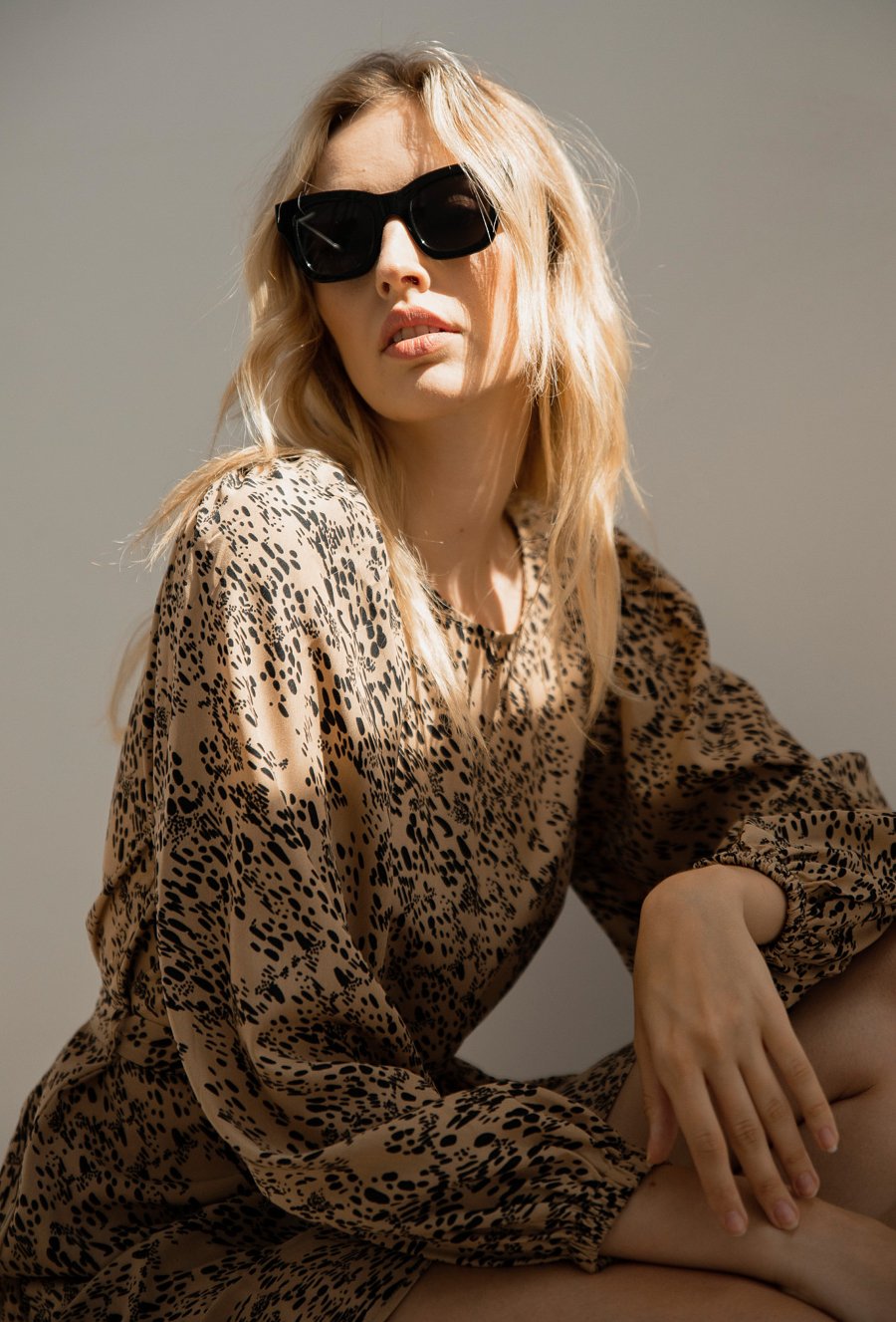 Sukienka z falbanami w nieregularny print