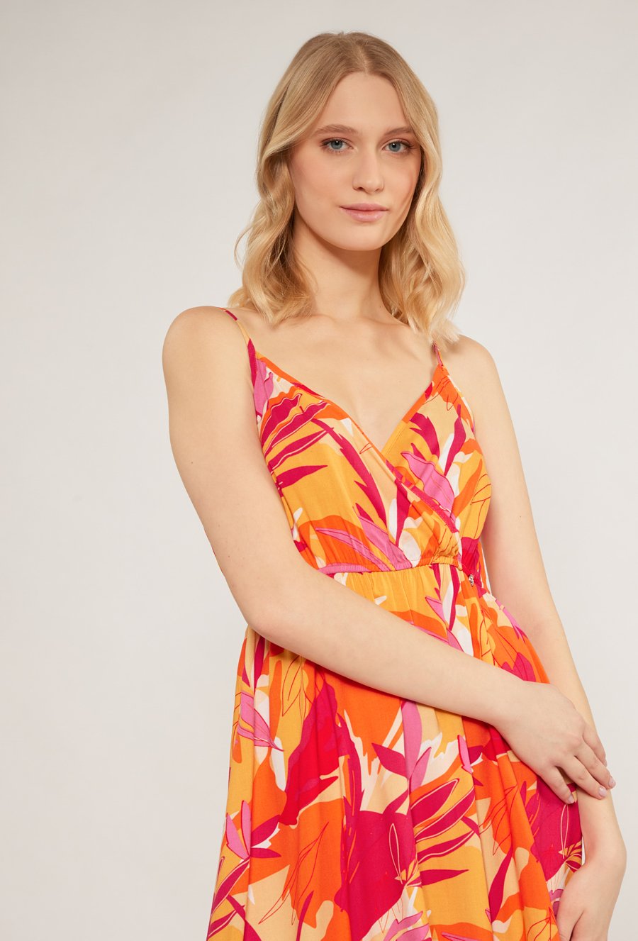 Wzorzysta sukienka z dłuższym tyłem