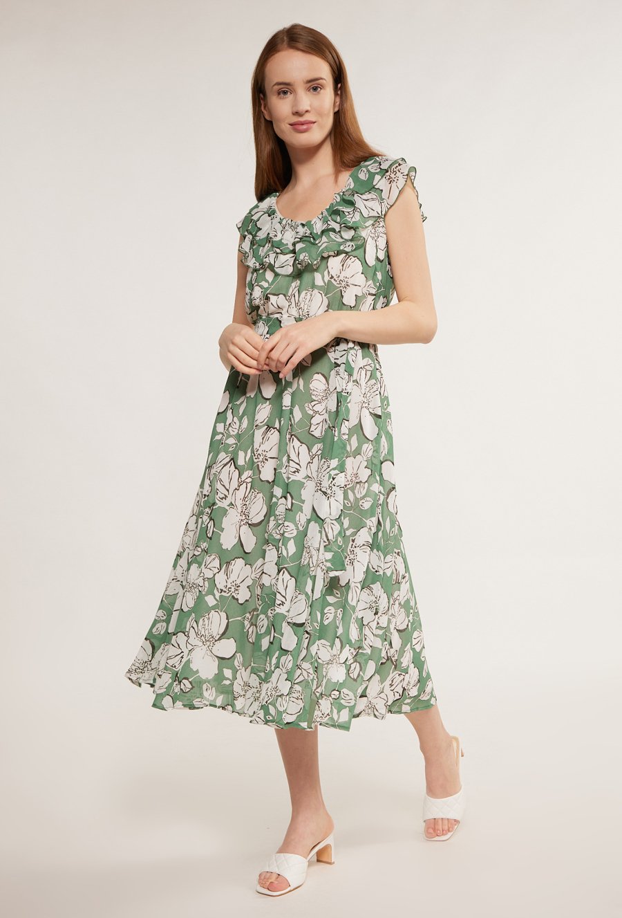 Wzorzysta sukienka z falbaną