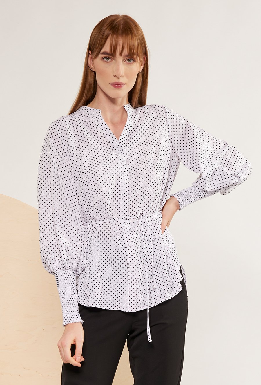 Biała koszula w grochy