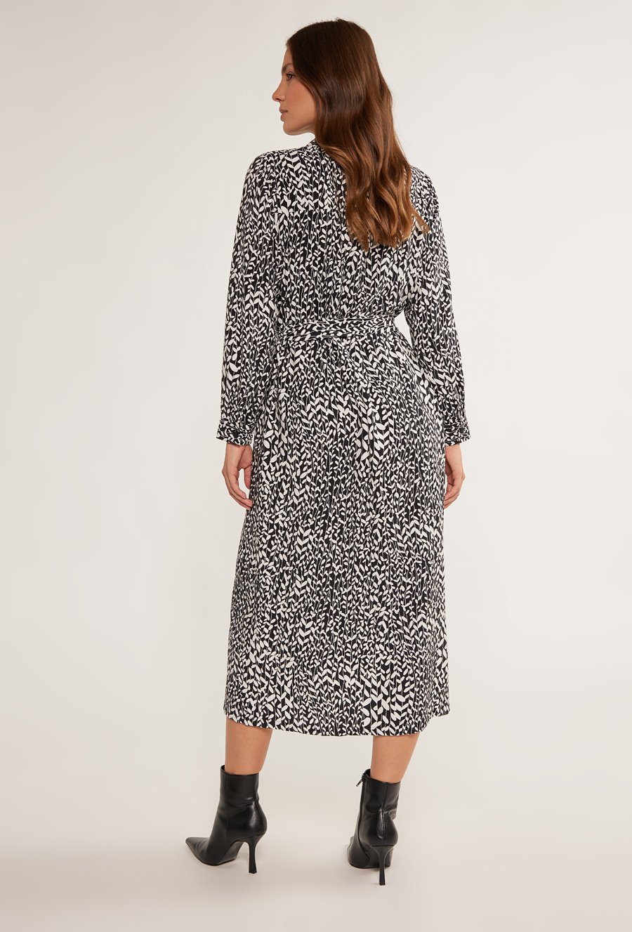 Wzorzysta sukienka midi