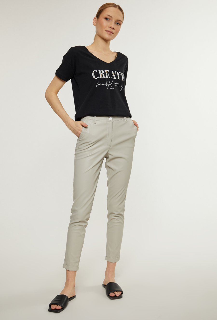 Spodnie damskie z imitacji sk&oacute;ry