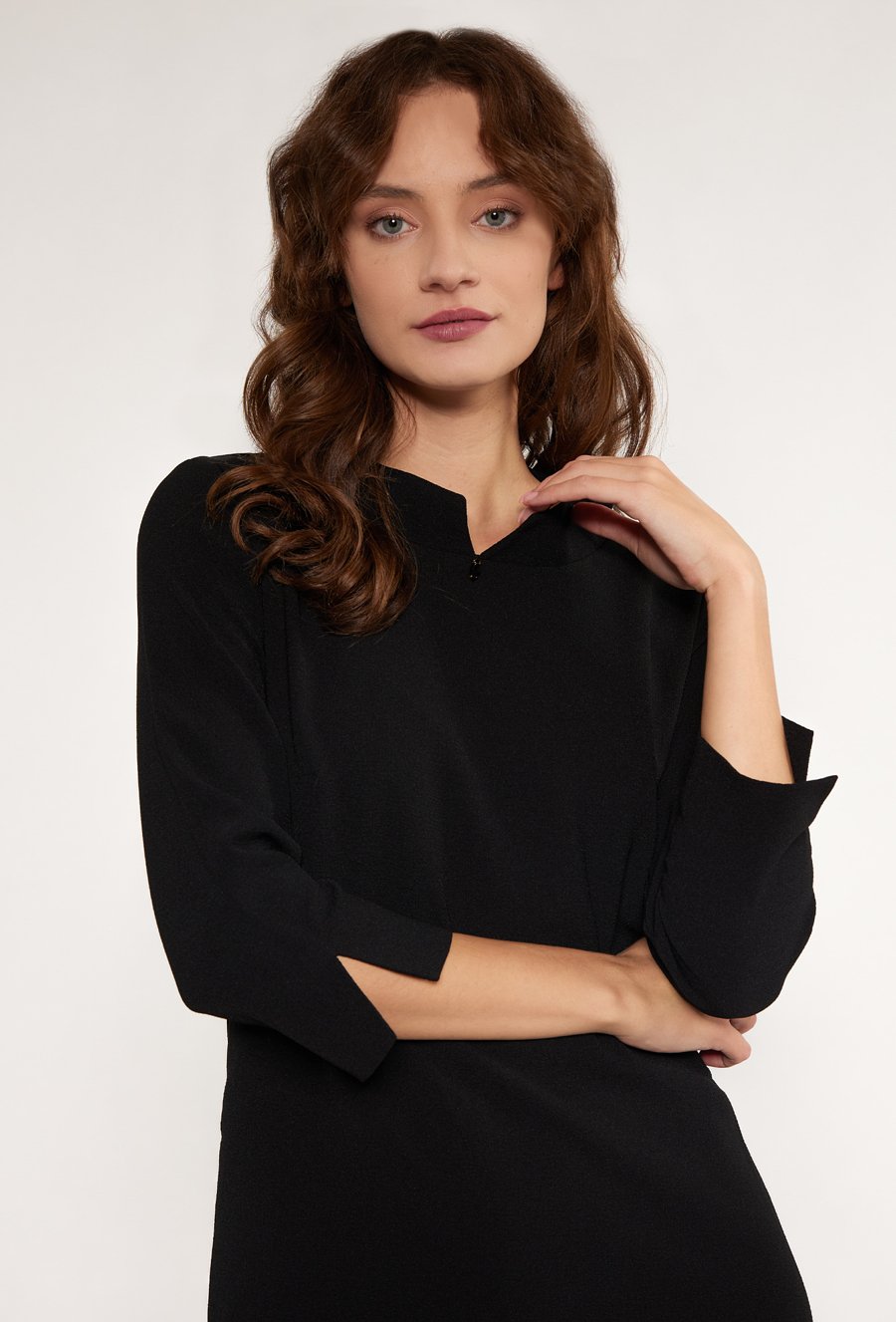 Elegancka sukienka o prostym kroju