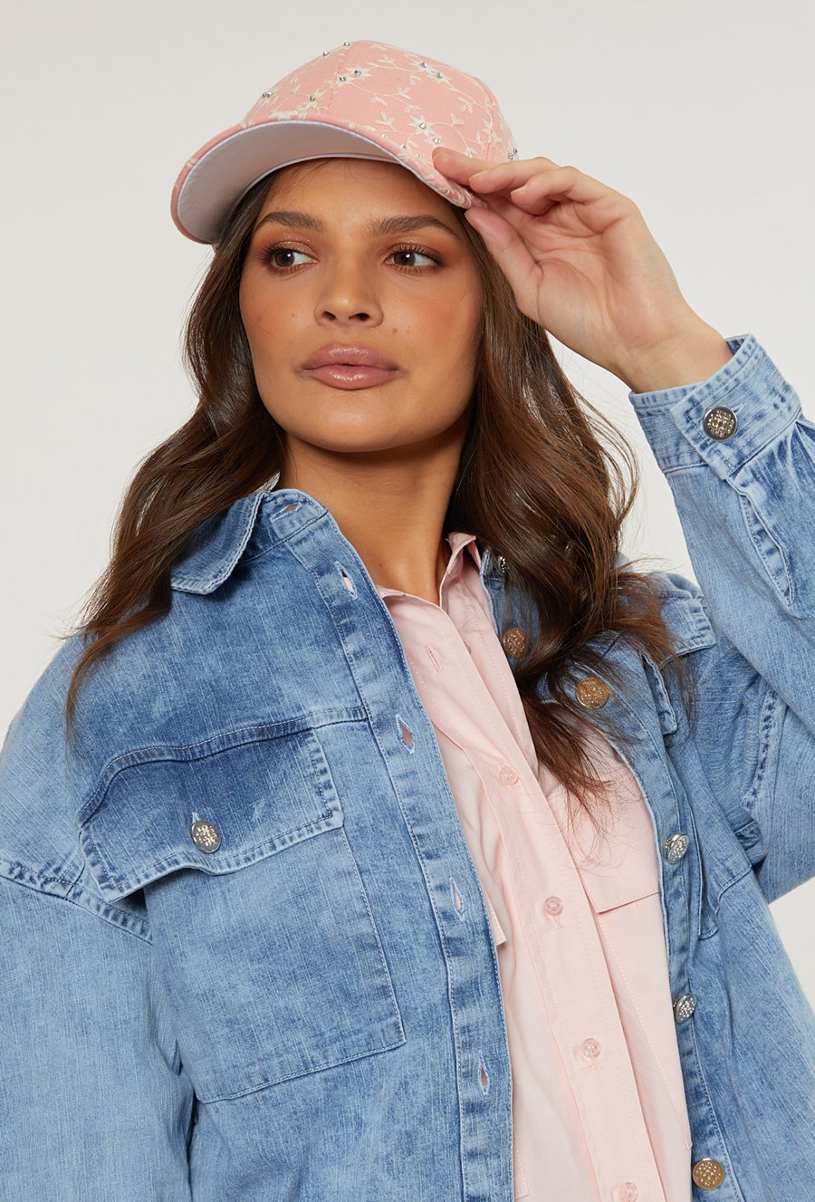 Czapka z dżetową aplikacją