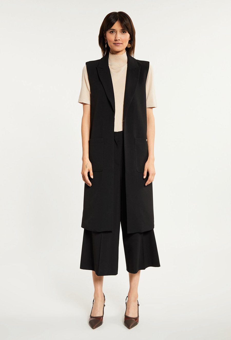 Długa kamizelka zapinana na haftkę